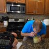 Мировой рекорд: мужчина выпил литр лимонного сока за считанные секунды (видео)