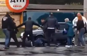 В Киеве зверски избили водителя трамвая за просьбу надеть маски (видео)