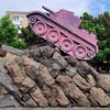 В Ровно памятник советскому военачальнику стал розовым (фото)