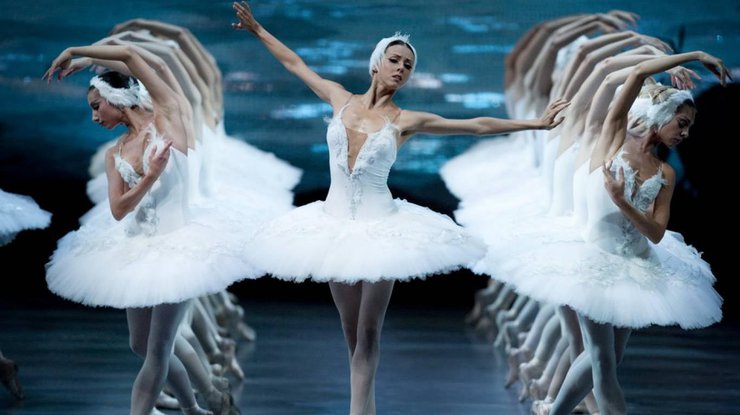 Артисты балета станцевали "Лебединое озеро" в ванных/ Фото: moemisto.ua