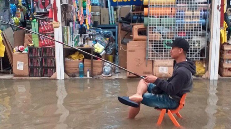 Фото: в Харькове затопило рынок