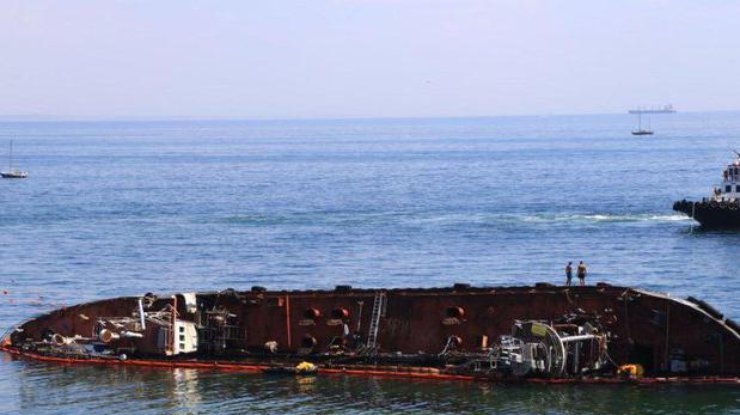 Затонувший танкер/Фото: Думская.net