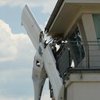 В Германии самолет "повис" на башне аэропорта (фото)