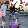 Скейтеры-подростки жестоко избили мужчину (видео)