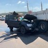 В Киеве внедорожник "влетел" в грузовик, есть жертвы (видео)
