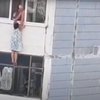В Запорожье спасли женщину, повисшую на балконе 9-го этажа (видео)