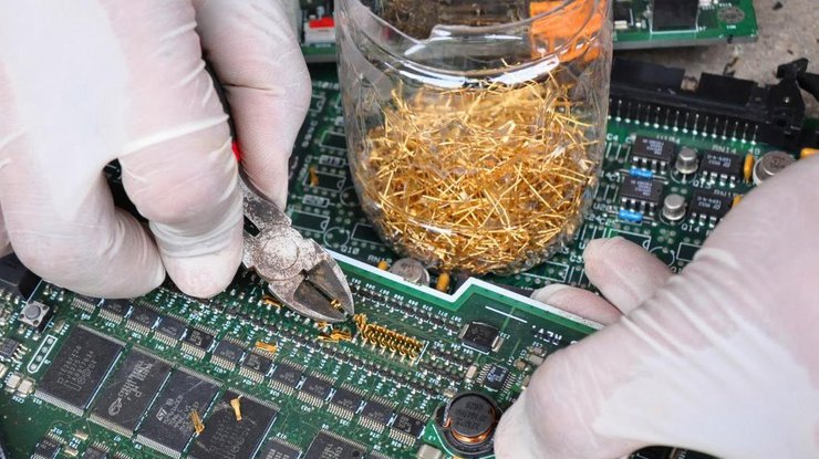 Ученые создали вещество, извлекающее золото из электронного мусора/ Фото: jawalstore.com