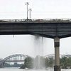 В Киеве на мосту Патона прорвало трубопровод (видео)