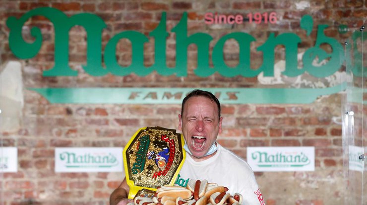 Американец побил мировой рекорд по поеданию хот-догов/ Фото: in.reuters.com