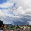 В Индонезии вулкан извергнул 5-километровый столб пепла (фото, видео)