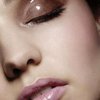 Цветная тушь и опрятные брови: пять трендов в макияже 2020 года