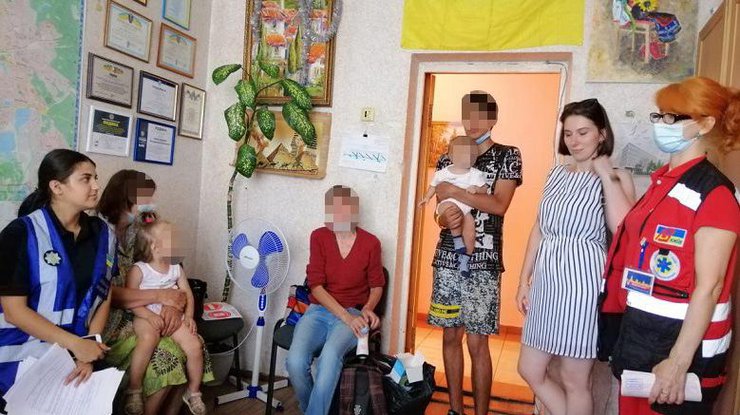 Киевлянка бросила у магазина двух маленьких внучек/ Фото: полиция Киева