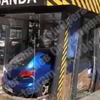 В Киеве автомобиль "зашел" в кофейню через окно (видео) 