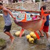 На Филиппинах после землетрясения рыбаки поймали огромную рыбу (фото) 