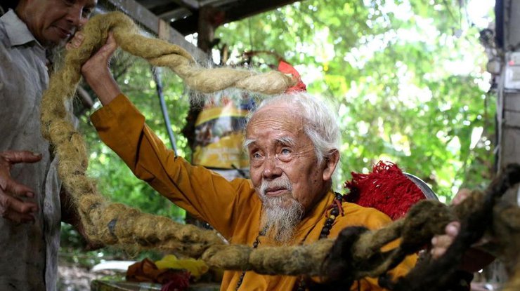 Мужчина не стриг волосы 80 лет/ Фото: thairath.co.th