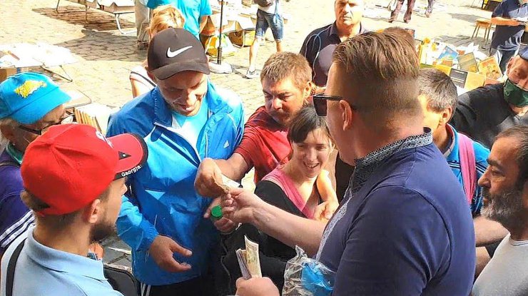 Во Львове неизвестный раздавал всем желающим деньги/ Фото: newsone.ua