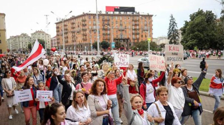 Женщины вышли на марш солидарности в Минске/Фото: Tut.by