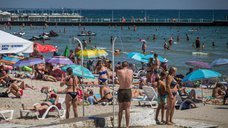Никаких масок и забитые пляжи: что происходит на пляжах Одессы (фото)