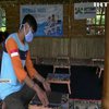Без комп’ютерів і інтернету: школярів Індонезії відправили на дистанційне навчання