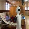Робот-андроїд поліпшує настрій пацієнтам індійських лікарень