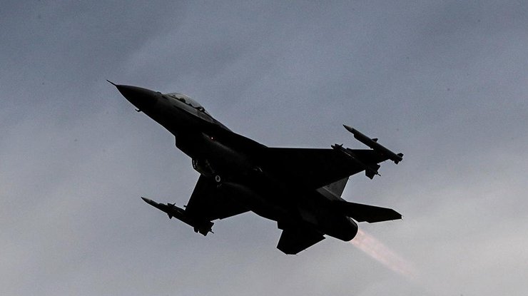 Фото: истребитель F-16 / Reuters