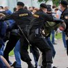Протесты в Беларуси: в Минске силовики задержали журналистов (видео)
