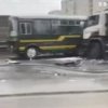 У Росії водій вантажівки влетів у колону військових автобусів