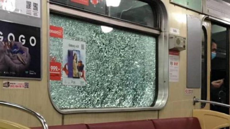 Разбитое окно в метро / Фото: Киев оперативный