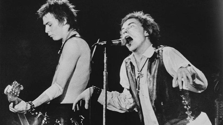 Сид Вишес и Джонни Роттен во время концерта Sex Pistols в Сан-Франциско