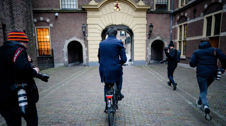 Премьер-министр Нидерландов Марк Рютте едет на работу