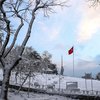Внезапная снежная буря отбелила улицы Стамбула (видео)