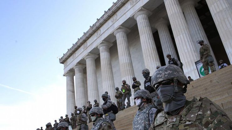 Военные работают на пропускных пунктах неподалеку от перекрытой зоны проезда/ фото: Getty Images