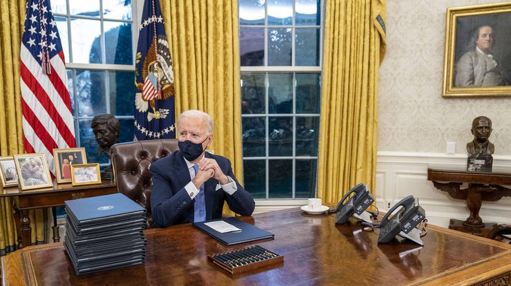 Президент США Джозеф Байден в Овальном кабинете Белого дома