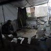 Сирійський майстер з глини відновлює зруйноване війною місто