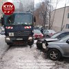 В Киеве мусоровоз протаранил 9 автомобилей (фото)