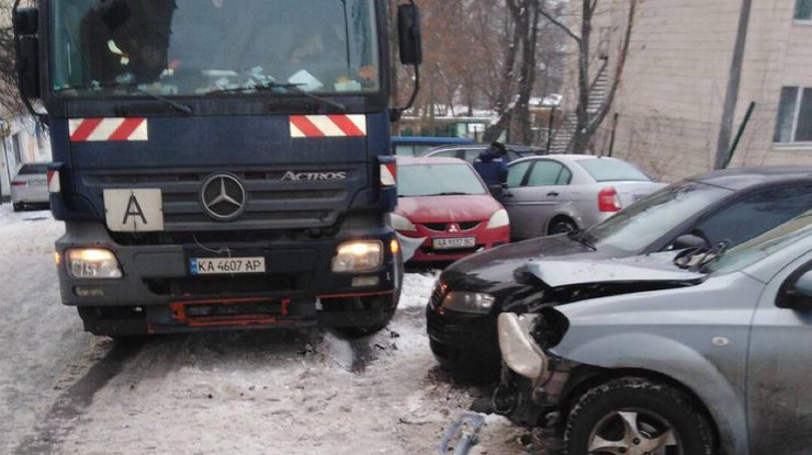 Mercedes мусорщиков понесло на склоне