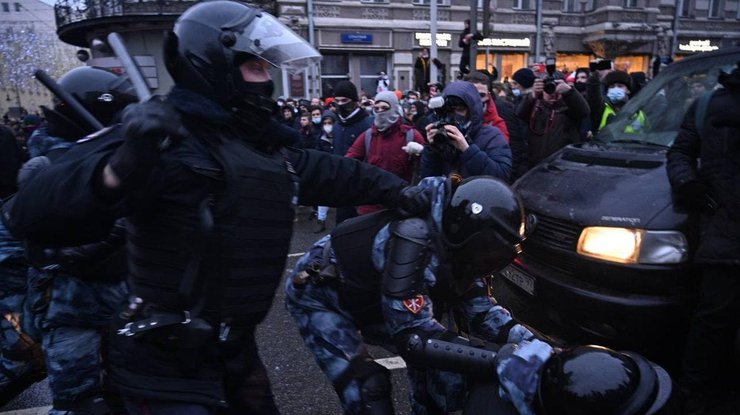 Протесты в России/фото: Ateobreaking