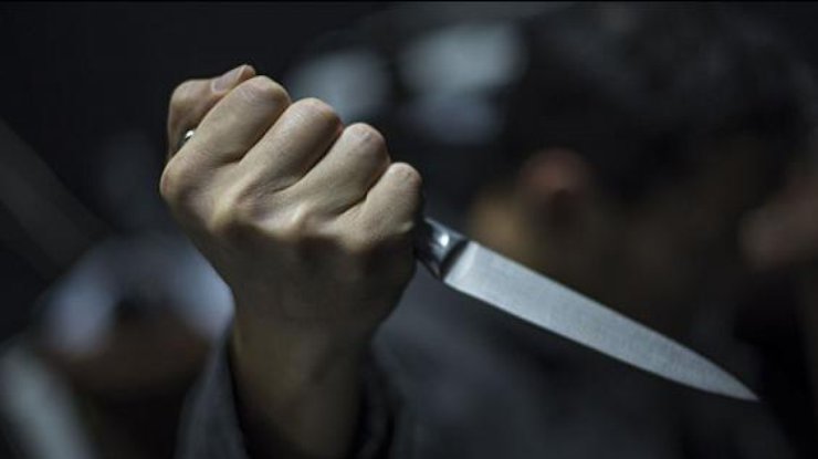 Фото: девушка вонзила парню нож в сердце / yugtimes.com