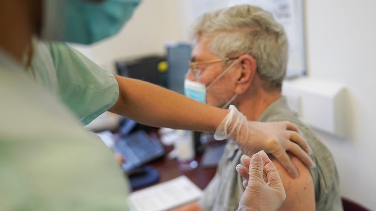 Вакцинация людей от коронавируса/Фото: rbc
