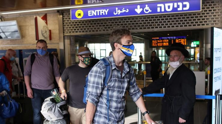 Туристы в аэропорту Израиля/ фото: Slovoidilo