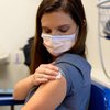 Кому из украинцев будет нужна дополнительная доза вакцины от коронавируса 