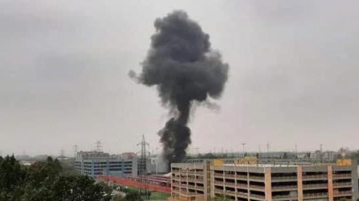 Самолет рухнул на здание/ фото: RaiNews24