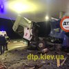 Под Киевом две фуры влетели в АЗС (видео)