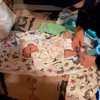 Ребенка еле спасли: в Черкассах горе-мать заснула на новорожденном (фото) 