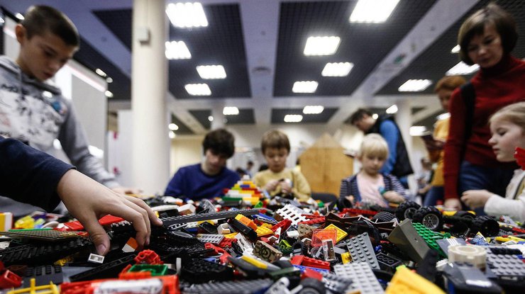 Дети собирают конструктор LEGO