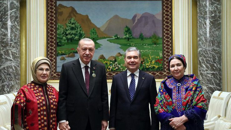 Президенты Турции и Туркменистана с женами