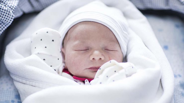 Новорожденного малыша спасли/ фото: balala.com.ua