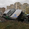 В Киеве автомобиль такси на огромной скорости влетел на стоянку (фото, видео)