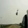 В США на оживленную трассу упал вертолет 