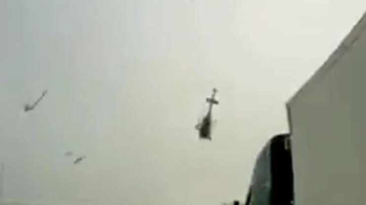 Вертолет упал на трассу / Фото: стоп-кадр из видео 